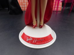 marilyn red stand